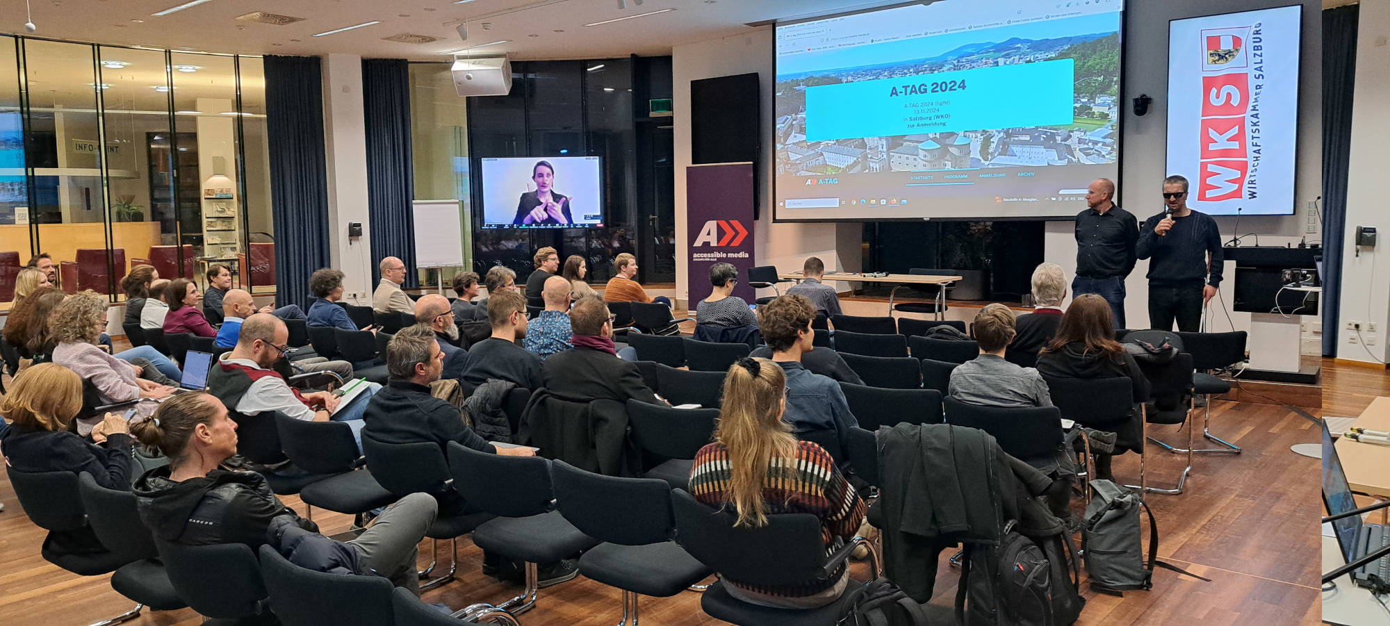 Blick auf das Publikum und das Podium von schräg hinten