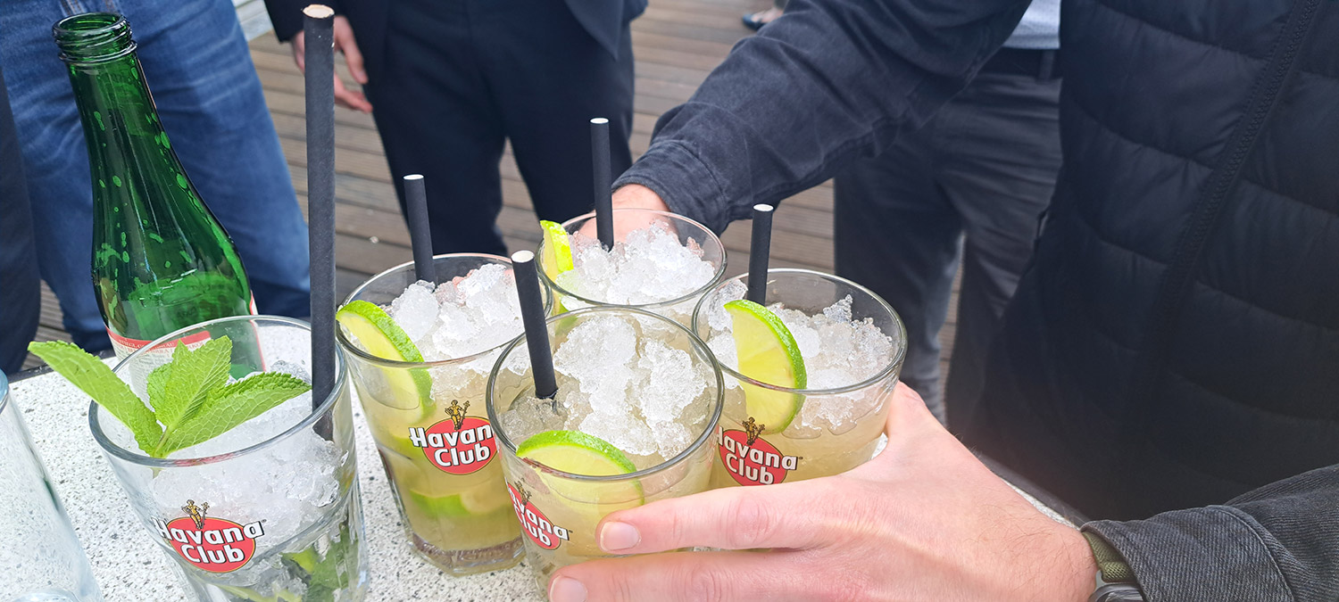 Cocktails werden serviert